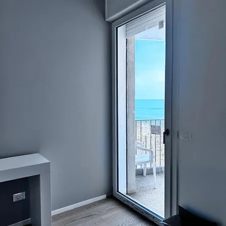 La Torre Moderno Monolocale Fronte Mare *