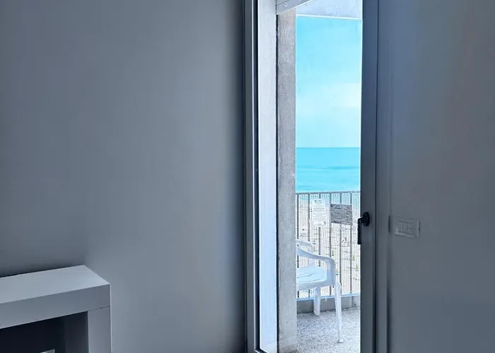 La Torre Moderno Monolocale Fronte Mare *